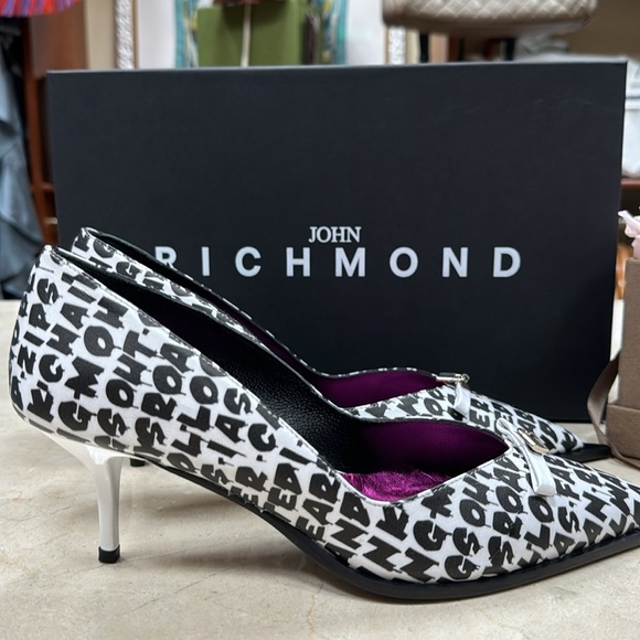 JOHN RICHMOND NAPPA PUMPS IN WHITE W/BLACK PRINT MADE IN ITALY SIZE 39/9 US